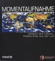 Momentaufnahme. Zeichen des Lebens - Unsere Erde aus der Luft. Hamburg - München,én., UNICEF-Globus. Gazdag képanyaggal illusztrált. Német nyelven. CD-rommal. Kiadói kartonált papírkötés.