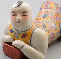 Kínai porcelán párna, könyöklő gyermek figurájával. cca 20. első fele, Kína, kézzel festett porcelán...