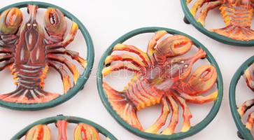 6 darab rákmintás festett öntöttvas edényalátét, 3 lábon állnak, közte korrodált, d: 14,5 cm