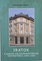 Sáringer János: Iratok a Magyar Külügyminisztérium történetéhez 1945-1950. Szeged, 2013, Négy Árbóc. Kiadói kartonált papírkötés, borító alsó sarkai kissé deformáltak, gerincen kisebb szakadással, máskülönben jó állapotban.