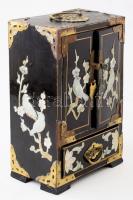 Kínai lakkozott ékszeres szekrényke, rézveretekkel, gyöngyház rárakásokkal, 16x10x25 cm