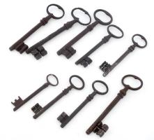 9 darab 19. századi kapukulcs, h: 13 cm alatt