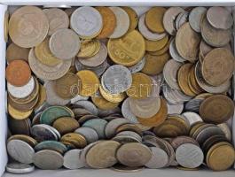 Vegyes külföldi érmetétel mintegy ~1,1kg súlyban, T:vegyes Mixed foreign coin lot (~1,1kg) C:mixed