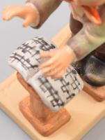 Hummel kottából éneklő fiú, jelzett, restaurált, m: 12,5 cm