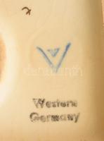 Hummel kottából éneklő fiú, jelzett, restaurált, m: 12,5 cm