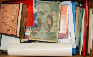 Vegyes nyomtatvány doboz, benne: képeslapok, borítékok, söralátétek, dísz dobozok, térképek és még más átnézésre váró tételek