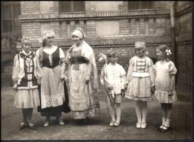 cca 1920-1930 Gyerekek magyaros ruhában, 3 db fotó, 17,5×23 cm