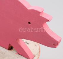 feLugossy László (1947-): Pink pig. Esztergált, festett fa és ready-made applikáció, jelzett, 32x27 ...