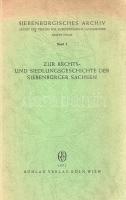 Zur Rechts- und Siedlungsgeschichte der Siebenbürger Sachsen. [von Friedrich Müller et al.]. Köln-Wien, 1971. Böhlau-Verlag (Boldt Druck Gmbh., Boppard). [8] + 292 p. Egyetlen kiadás. Többszerzős tanulmánykötetünk az erdélyi szászok jog- és településtörténetének témájában írt dolgozatokat tartalmaz. Jóllehet a Rajna és Mosel környékéről érkező szász telepesek legnagyobb hulláma II. András 1224. évi szabadságlevele, az Andreanum nyomán érkezett, mely a dél-erdélyi Szászváros és Barót közti területen erős szabadságjogokat és kiváltságokat adott a német telepeseknek, a terület korántsem volt lakatlan. Tanulmánykötetünk szövegei demográfiai és jogtörténeti témákat járnak körül: a székelység elköltözését a dél-erdélyi területről, a különleges jogállású területek keleti határainak kérdését, illetve a terület nyugati végein található Szászsebes városának népmozgalmi változásait (a település társadalmának alsó rétegeiben hamar megjelent a török elől menekülő, illetve kedvezőbb életfeltételeket kereső románság is, ám a vezetés mindvégig a szászok kezében maradt). Az erdélyi szászokról szóló tanulmánysorozat 1960-as, 1970-es évi kiadásának különös ízt ad a tudat, hogy a román diktátor ekkoriban gyorsította fel az erdélyi szászok kiárusítását Németország számára. (Siebenbürgisches Archiv. Band 8.) Fűzve, kiadói borítóban. Jó példány.