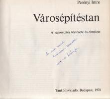 Perényi Imre:  Városépítéstan. A városépítés története és elmélete. (Dedikált.) Budapest, 1978. Tankönyvkiadó (Kossuth Nyomda). 625 + [3] p. Dedikált: "dr. Major Jenőnek barátsággal és köszönettel: Perényi Imre. 1979. I. 31." Perényi Imre (1913-2002) építész, egyetemi tanár, a Városépítési Tanszék vezetője, Budapest főépítésze. A Moszkvában tanult szerző olvasmányos stílusban írt egyetemi jegyzetének első része végigvezet a városépítészet több évezredes történetén. A társadalomelméleti kommentárokkal ellátott történeti urbanisztikai tanulmányok szövegét egész oldalas és szövegközti várostérképek, alaprajzok, felvételek, ábrák kísérik. A szerző a rabszolgatartó társadalmak, a feudális társadalmak, a kapitalista és a kommunista társadalmak korszakában vázolja az emberi együttélés urbanisztikai vonatkozásait, és mind Nyugaton, mind Keleten rámutat arra, hogy a késői polgári urbanisztika - mely Budapest, London, Berlin egészségtelen, zajos és zsúfolt városszerkezetéhez vezetett - maga a várostervezési csőd; s mint ilyen: sürgősen megreformálandó. A második rész, a modern, szellős, széttagolt, közlekedésében jól szervezett, gazdasági funkcióit mégis hatékonyan ellátó, nem elsősorban ipari nagyváros építésének módszertanába vezet be, a modernista kockaépítészet és urbanisztika igen gazdag ábra- és felvétel-gyűjteményével. Prov.: Major Jenő (1922-1988) településtörténész, földrajztudós, urbanisztikai szakíró. Illusztrált kiadói egészvászon kötésben, színes, illusztrált, enyhén sérült kiadói védőborítóban. Jó példány.