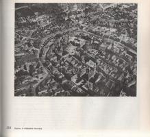 Perényi Imre: 
Városépítéstan. A városépítés története és elmélete. (Dedikált.)
Budapest, 1978. Ta...