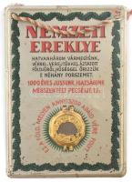 cca 1920 Nemzeti Ereklye Bizottság: "Ércbulla" Nagy-Magyarország vármegyéiből származó földet tartalmazó rézszelencével. "NEMZETI EREKLYE - HATVANHÁROM VÁRMEGYÉNK VÉRREL, VEREJTÉKKEL ÁZTATOTT FÖLDJÉBŐL, HŰSÉGGEL ŐRIZZÜK E NÉHÁNY PORSZEMET. - 100 ÉVES JUSSUNK, IGAZSÁGUNK MEGSZENTELT PECSÉTJE EZ. - EZ A FÖLD, MELYEN ANNYISZOR APÁID VÉRE FOLYT." 7x10 cm