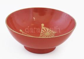 Japán lakkműves katonai szakés csésze. cca 1940-1944, dupla zászló díszítéssel, kis kopással, d: 6,5...