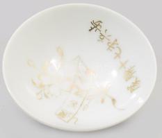 Japán porcelán katonai szakés csésze. cca 1940-1944, kalligráfiával és cseresznyeág írott szalaggal díszítéssel, tulajdonosi megjelöléssel, d: 8 cm