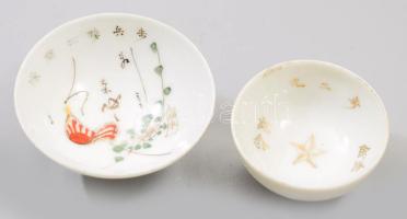 2 darab japán porcelán katonai szakés csésze. cca 1940-1944, színezett cseresznyeág, zászló, csillag és kalligrafikus díszítésekkel, lepattanással, d: 5,5-7 cm