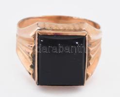Arany (Au) gyűrű, ónix kő berakással, 14K, jelzett, m:67, bruttó 6,5g