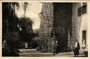 Csízfürdő, Kúpele Cíz; Dr. Pazár szanatórium. B. Perlusz kiadása / sanatorium (gyűrődés / crease)