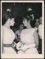 1964 Gina Lollobrigida és Elizabeth Taylor ugyanazon Dior-ruhában, a Moszkvai Nemzetközi Filmfesztiválon, Molnár Edit (1933-) Balázs Béla-díjas fotóművész jelzés nélküli fotója, sarkaiban apró törésnyomokkal, 24x18 cm / 1964 Gina Lollobrigida and Elizabeth Taylor in the same Dior dress during the Moscow International Film Festival, photo by Hungarian photographer Edit Molnár(1933-), unsigned, 24x18 cm