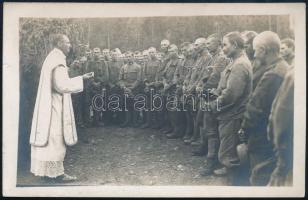 cca 1915 Magyar katonai egység előtt mond miét egy tábori pap, fotó szép állapotban, 9×14 cm