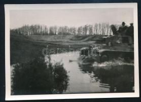 1938 A magyar fejlesztésű Toldi harckocsi tereppróbája vízakadályban, benne a fejlesztőkkel, fotó, szép állapotban, 6×8,5 cm