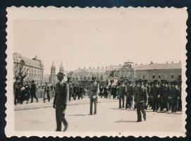 1944 Repülősök felvonulása Nyíregyházán, hátoldalon feliratozott fotó, 6×8,5 cm