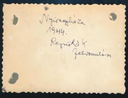 1944 Repülősök felvonulása Nyíregyházán, hátoldalon feliratozott fotó, 6×8,5 cm