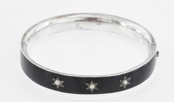 Ezüst(Ag) gyöngyös gyászkarperec, jelzett, kis sérüléssel, 6,2×5,3 c, bruttó: 16 g