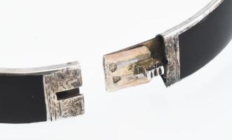 Ezüst(Ag) gyöngyös gyászkarperec, jelzett, kis sérüléssel, 6,2×5,3 c, bruttó: 16 g