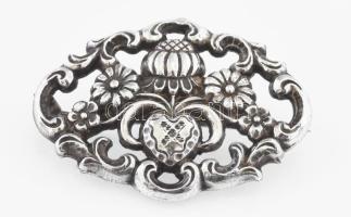 Ezüst(Ag) ovális, mintás bross, jelzett, 4,3×3,1 cm, nettó: 6,1 g