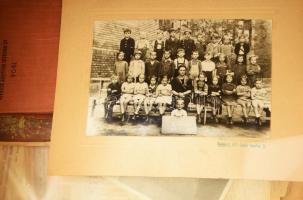 Nagyobb doboznyi vegyes papírrégiség, közte 1904-es egyházi évkönyv, halotti értesítők, fotók, nyomt...