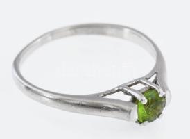Ezüst(Ag) zöld köves gyűrű, jelzett, méret: 55, bruttó: 1,6 g