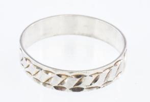 Ezüst(Ag) mintás karikagyűrű, jelzett, méret: 64, nettó: 2,1 g