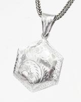 Ezüst(Ag) kígyó nyaklánc hatszögletű nyitható képtartó medállal, jelzett, 51 cm, 51 cm, 3,2×2 cm, nettó: 12,3 g