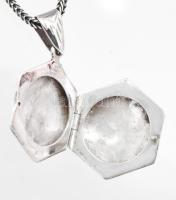 Ezüst(Ag) kígyó nyaklánc hatszögletű nyitható képtartó medállal, jelzett, 51 cm, 51 cm, 3,2×2 cm, ne...