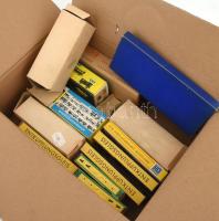 13 doboz Piko és TT Berliner modell vasúti kocsi és modellvasút kiegészítő.