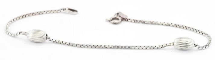 Ezüst(Ag) venezianer karkötő ovális bordázott gömbökkel, jelzett, h: 18 cm, nettó: 2,2 g