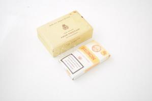 "100 Gramm Finom Pursicsan szivarkadohány" dobozban (bontott, de valószínűleg szinte hiánytalan), Helikon cigarettadohány (bontatlan), 3 Terv és 1 Fecske szivarkapapír, változó állapotban, az első tétel foltos dobozzal.