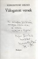 Keresztury Dezső: Válogatott versek. (Dedikált.) Budapest, (1979). Magvető Könyvkiadó - Szépirodalmi Könyvkiadó (Zrínyi Nyomda). 413 + [3] p. Egyetlen kiadás. Dedikált: "Ki minden jót kíván, / szálljon áldása rám; / és vissza / szálljon a lapda! - Major Jenőnek szeretettel: Keresztury Dezső. 79."[Keresztury Dezső (1904-1996) költő, műfordító, esszéíró, parasztpárti politikus, a koalíciós évek vallás- és közoktatásügyi minisztere.] (30 év sorozat.) Prov.: Major Jenő (1922-1988) településtörténész, földrajztudós, urbanisztikai szakíró. Aranyozott gerincű, vaknyomásos kiadói egészvászon kötésben, színes kiadói védőborítóban. Jó példány.