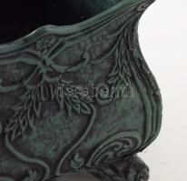 Öntöttvas kaspó. Négy lábbal, növényi ornamentikával díszített, hibátlan, masszív, nehéz, 21x21x20 c...