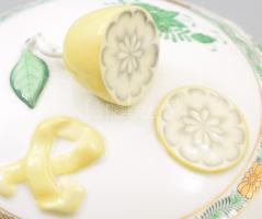 Herendi Apponyi zöld mintás leveskínáló tál, citrom fogóval. Jelzett, egy szirmon minimális pattogzá...