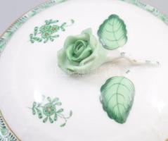 Herendi Apponyi zöld mintás fedeles leveses csésze rózsa fogóval, alátéttel. Jelzett, fogón kis sérü...