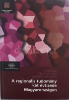 Rechnitzer János - Lengyel Imre: A regionális tudomány két évtizede Magyarországon. (Dedikált!) Modern regionális tudomány szakkönyvtár. Bp., 2009, Akadémiai Kiadó. Kiadói kartonált papírkötés. A könyv egyik szerzője, Lengyel Imre (1954- ) matematikus-közgazdász által Keszthelyi-Szabó Gábor (1953- ) gépészmérnök, a Szegedi Tudományegyetem rektora (2003-2010) részére dedikált példány.