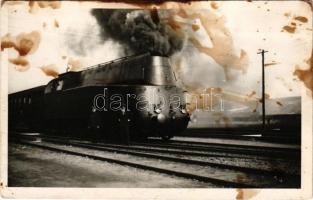 A MÁV 242 sorozat (közkeletű nevén "Szellem", illetve "Koporsó") áramvonalas gőzdmozdonya / MÁV Class 242 steam locomotive of the Hungarian State Railways, streamlined tank locomotive. photo (fl)