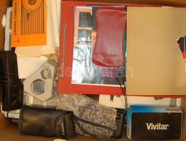 Egy doboz optikai és fotó tétel, benne könyvek, fényképezőgép, szemüvegtartók és még más tételek