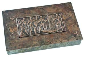 1965. Iparművész cigarettakínáló dobozka, belső oldalán zománcozott "SZEAC (Szegedi Egyetemi Athletikai Club)"címerrel és "Dr. Fragó Józsefnek a 15 éves eredményes sportmunkáért - Szeac Elnöksége" kosárlabdázó, a Magyar Főiskolai Válogatott tagja, későbbi edző (184x118x33mm) T:XF