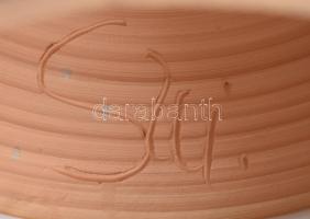 Szilágyi Mária: Hölgy fonállal. Jelzett, minimális kopással, gyári tűzhibával, m: 34 cm /// KIZÁRÓLA...