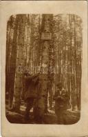 1918 Turócszentmárton, Turciansky Svaty Martin; Krásnó, Kopec 629 m, diákok turistajelzést festenek fel az erdőben / students painting a tourist sign in the forest. photo (EK)