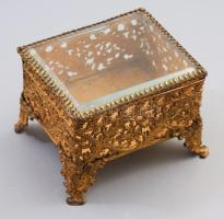 cca 1910 Royal M. Manufacturing Company USA aranyozott fém ékszeres díszdoboz üvegtetővel. Jelzett, 13x11x8 cm