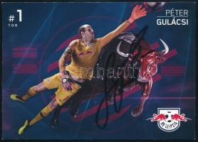 Gulácsi Péter labdarúgó aláírása egy őt ábrázoló lapon, 10,5x14,5 cm