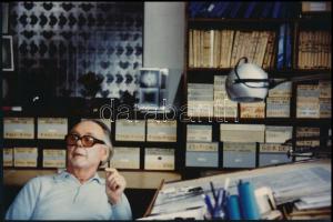 Hervé, Rodolf (1957-2000): Victor Vasarely a műtermében. Fotó, hátoldalán pecséttel jelzett. 16x24 cm. / Hervé, Rodolf (1957-2000): Victor Vasarely in his studio. Photo, signed with stamp on the reverse. 16x24 cm